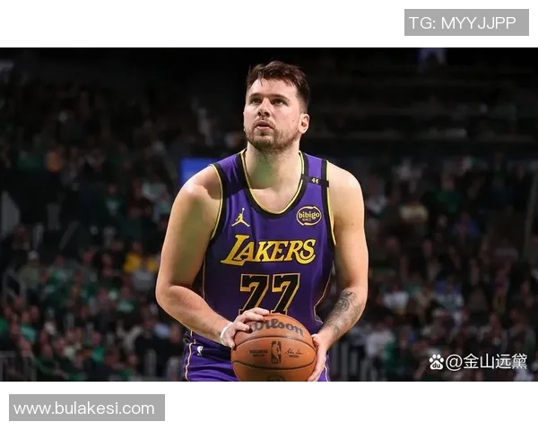 东契奇与里夫斯联手发威勇士油漆区内线防守漏洞显著