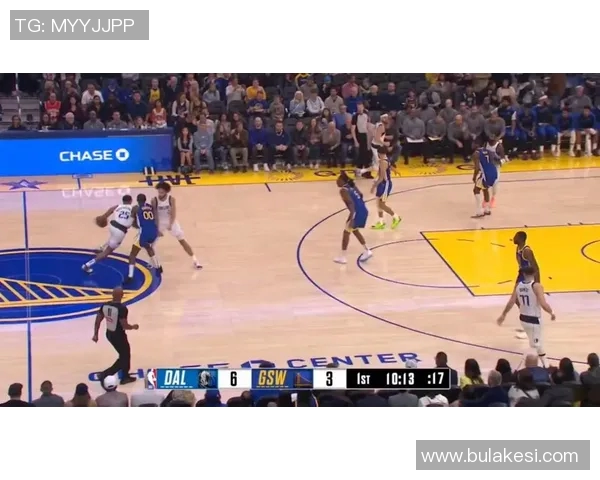 东契奇与里夫斯联手发威勇士油漆区内线防守漏洞显著