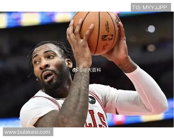 德拉蒙德半场高效发挥10分9篮板关键抢断与封盖助力球队表现出色 德拉蒙德半场高效发挥10分9篮板关键抢断与封盖助力球队表现出色