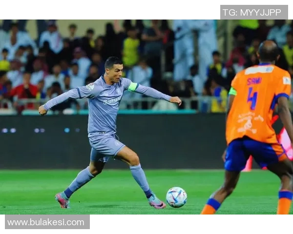 摩根力挺C罗被罚不公指责梅西同样动作却未受罚