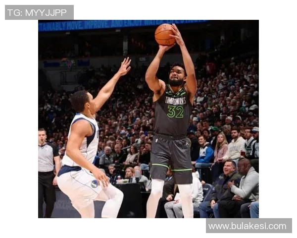 爱德华兹巧妙突破包夹精准传球助攻戈贝尔精彩扣篮得分 爱德华兹巧妙突破包夹精准传球助攻戈贝尔精彩扣篮得分